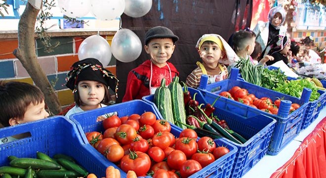 Minikler halk pazarı kurup, depremzedeler için satış yaptı