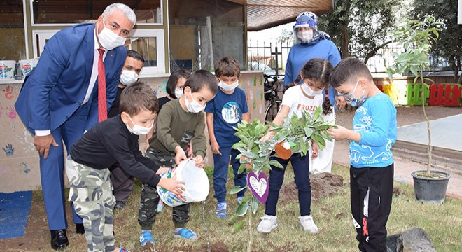 Minikler okul bahçesine fidan dikti