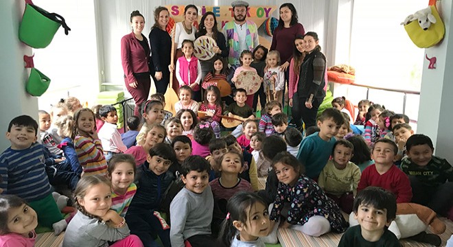 Miniklere halk müziği konseri