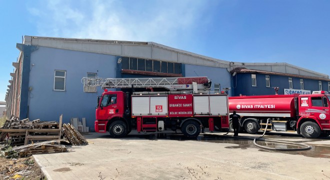 Mobilya fabrikasında çıkan yangın söndürüldü