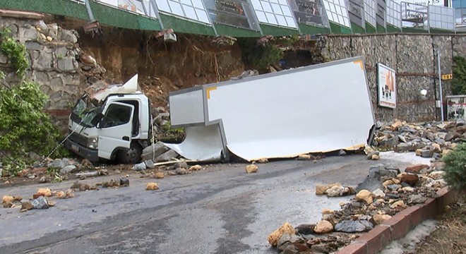 Mobilyacılar sitesinde çöken duvar kamyoneti ikiye ayırdı