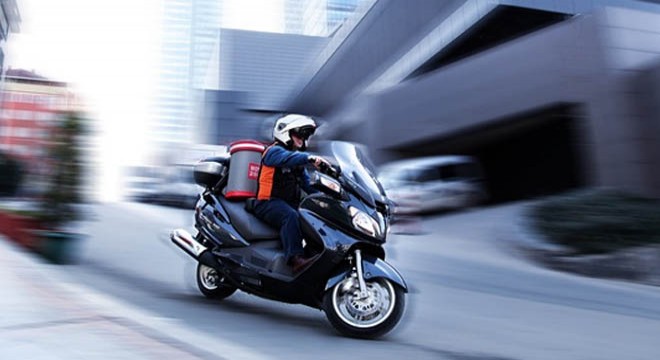 Motokurye, bariyere çarpıp öldü