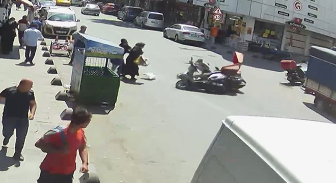 Motokuryelerin çarpıştığı feci kaza kamerada