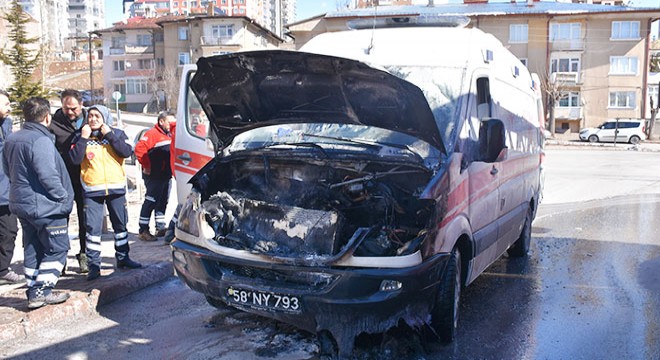 Motor kısmından yanan ambulans, kullanılamaz hale geldi