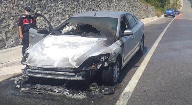 Motoru alev alan otomobil, kullanılamaz hale geldi