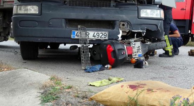 Motosiklet TIR'ın altına girdi
