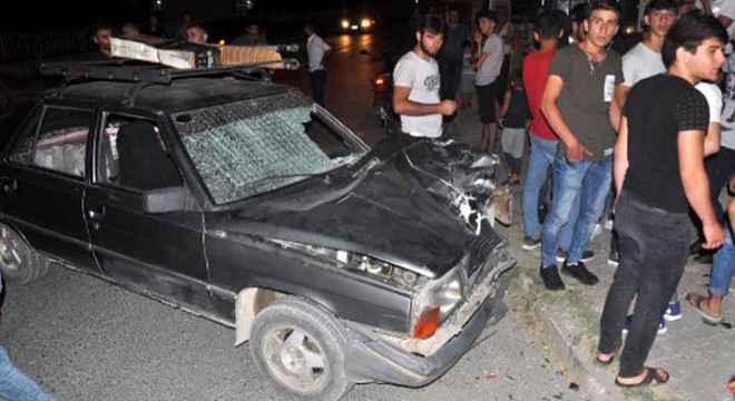 Motosiklet, otomobil ile çarpıştı: 2 yaralı