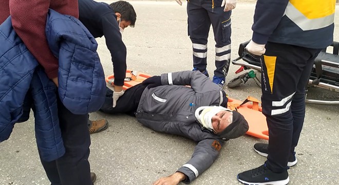 Motosiklet sürücüsü acı içinde ambulans bekledi