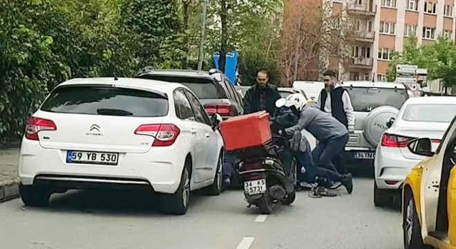 Motosiklet sürücüsünün darbedilmesi kamerada