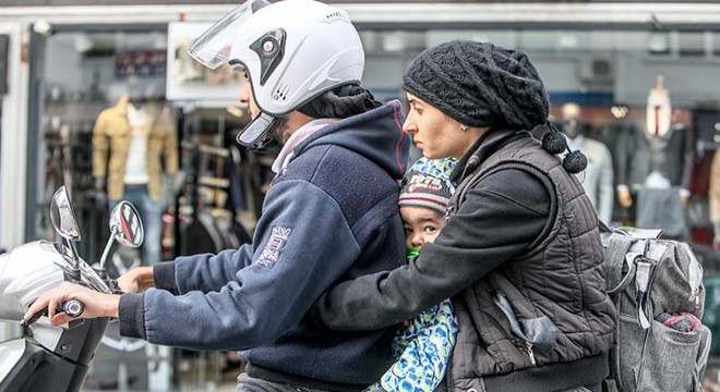 Motosiklet üzerinde tehlikeli yolculuk