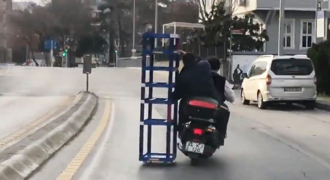 Motosiklet üzerinde tehlikeli yolculuk kamerada