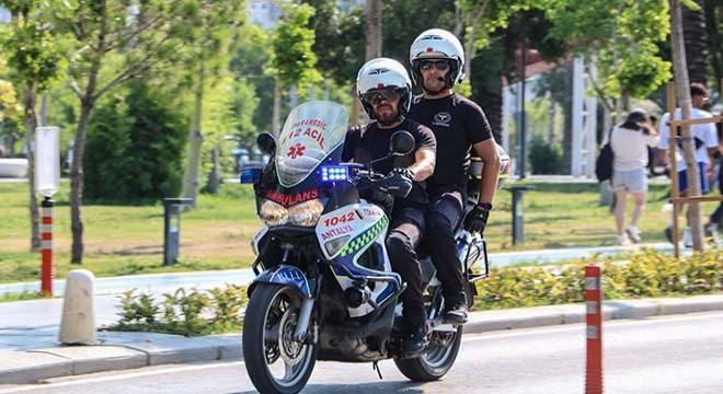 Motosiklet ambulansın  altın dakika sı trafiğe takılıyor