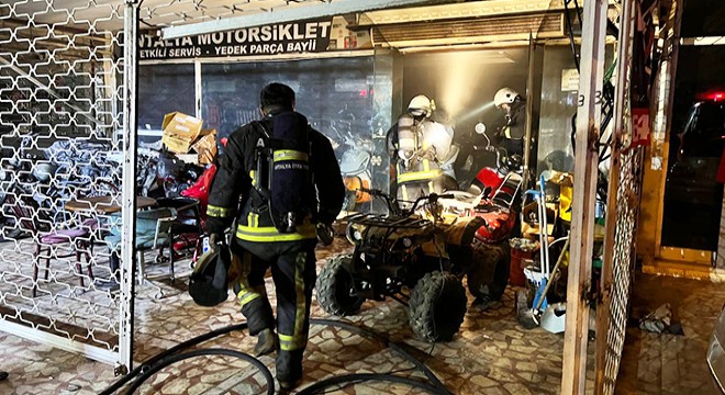 Motosiklet dükkanında çıkan yangın hasara yol açtı