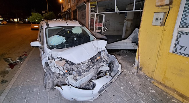 Motosiklete çarpan hafif ticari araç iş yerinin kepengini yıktı