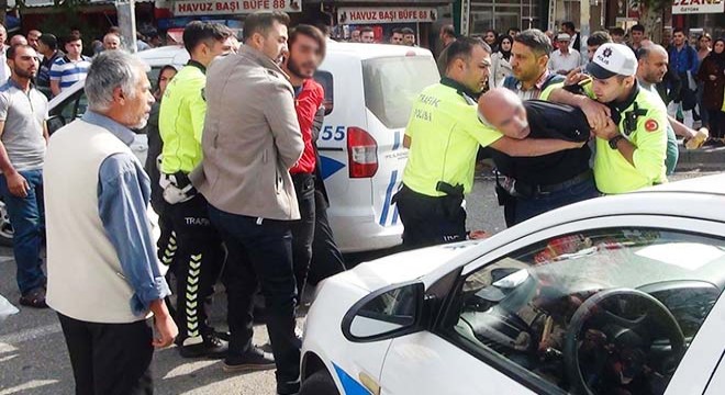 Motosiklete el koymak isteyen polislere saldırdılar