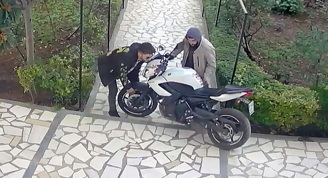 Motosikleti eve kadar yürümemek için çalmışlar