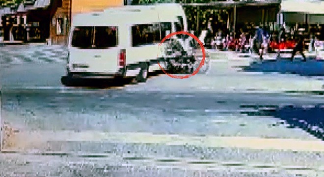 Motosikletin minibüse çarptığı anlar kamerada