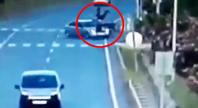 Motosikletin sürücüsünün yaralandığı kaza kamerada