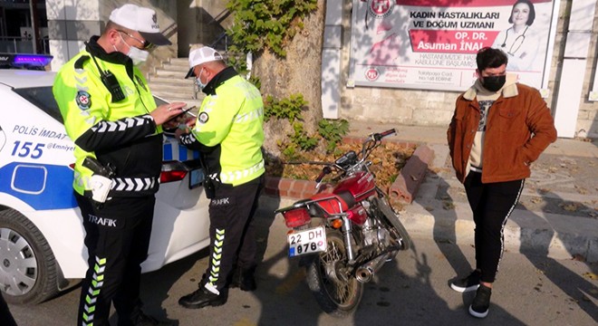 Motosikletin plakasını bantlayarak değiştirmiş