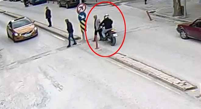 Motosikletin yayaya çarpma anı kamerada