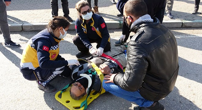 Motosikletiyle geçerken, babasını yerde yaralı gördü
