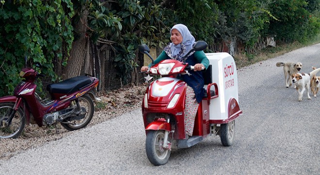 Motosikletiyle süt servisi yapıyor