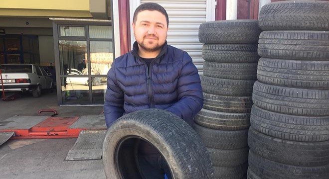 Motosikletle boyunda lastik hırsızlığı kamerada