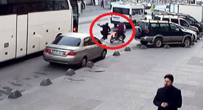 Motosikletle çarptığı kadını bırakıp kaçtı