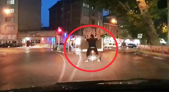 Motosikletle dolap taşıdılar