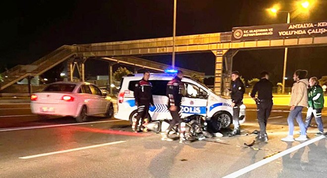 Motosikletle ekip otosuna çarpıp öldü