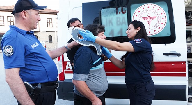 Motosikletle hafif ticari araç çarpıştı: 2 yaralı