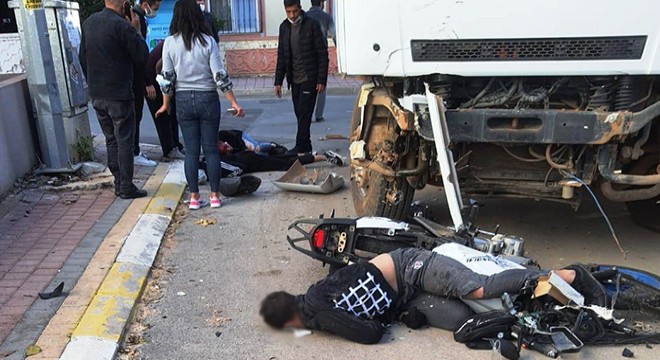 Motosikletle kamyonun karıştığı kazada 1'i ağır 3 yaralı