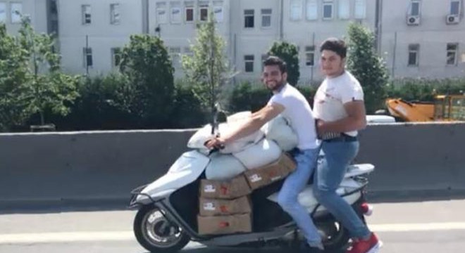Motosikletle tehlikeli yolculuk