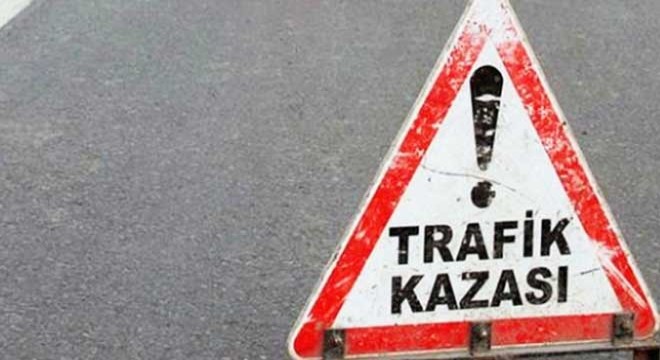 Motosikletle traktör römorkuna çarpan genç öldü