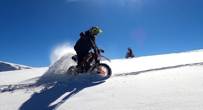 Motosikletlerle zirveye çıkıp, karda kayak yaptılar