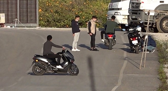 Motosikletli gençlerin tehlikeli eğlencesine ceza