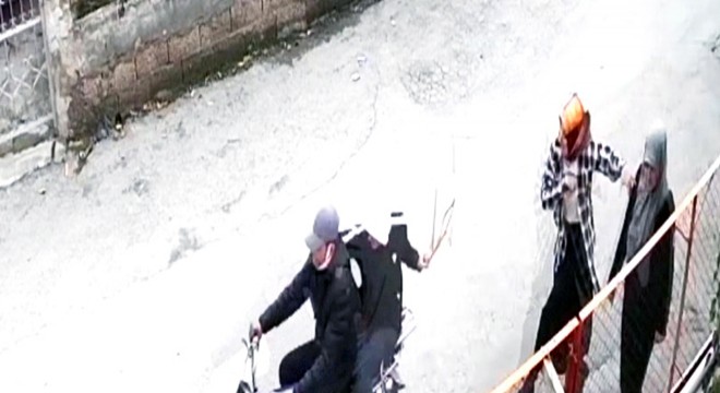 Motosikletli kapkaççılar, annesiyle yürürken çantasını çaldı