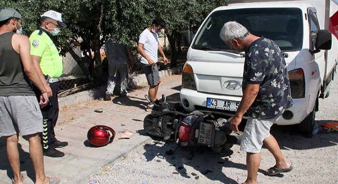 Motosikletli kuryenin yaralandığı kaza kamerada