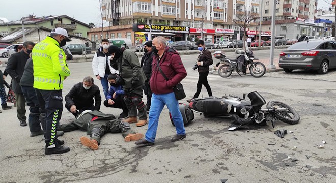 Motosikletli kurye kazada yaralandı