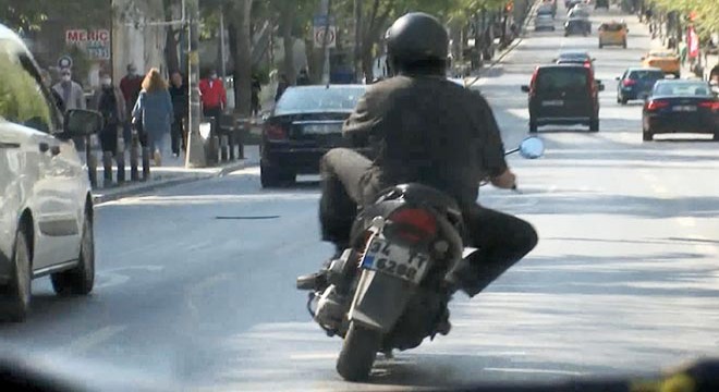 Motosikletlinin tehlikeli yolculuğu kamerada