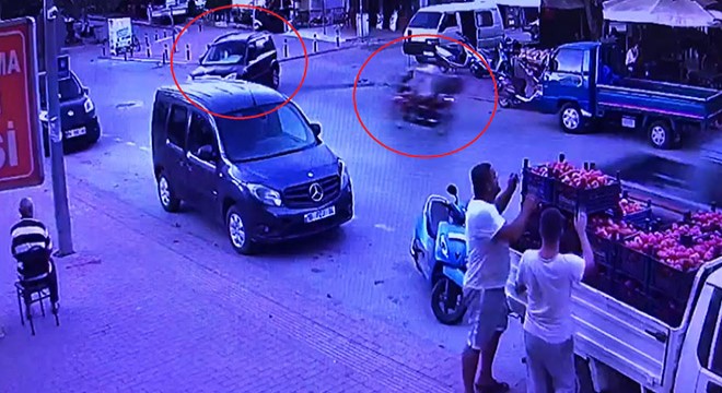 Motosikletlinin yola savrulup, yaralandığı kaza kamerada