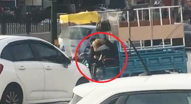 Motosiklette yanındaki kadını dövdü