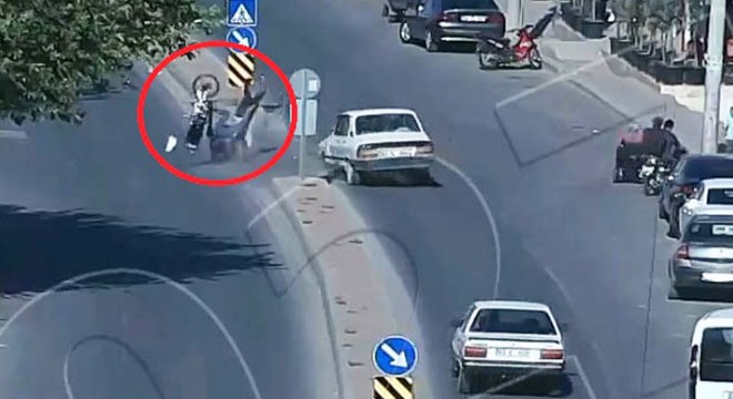 Motosikletteki 2 kişinin havaya fırladığı anlar kamerada