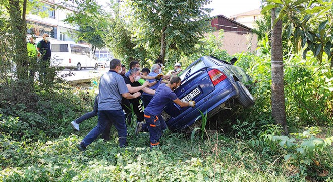 Motosikletteki 3 kişi, metrelerce savruldu