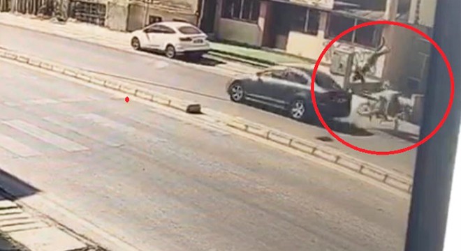 Motosiklettekilerin yola savrulma anı kamerada