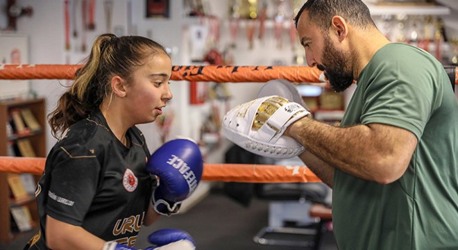 Muay thai de madalyaları topluyor