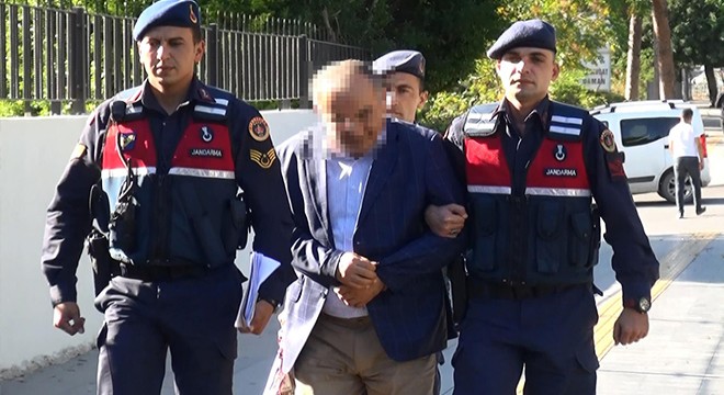 Muayenehanesinden FETÖ elebaşının kitabı çıkan doktor adliyede