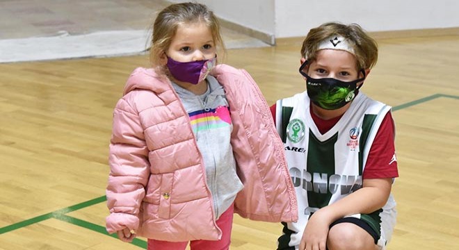 Mucize bebek Ayda'dan basketbol sahasında 'iyiyim' pozu