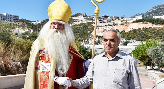 Müftü Akpınar ve Alman Noel Baba camide dua etti