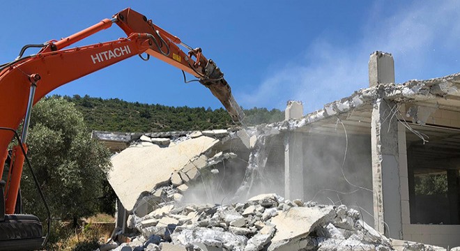 Muğla'da Molla İbrahim Koyu'ndaki kaçak yapı yıkıldı